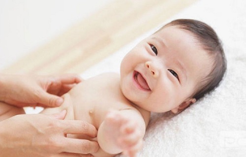 Cách dưỡng ẩm da cho trẻ sơ sinh? 3 cách phổ biến